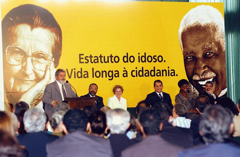1º de outubro de 2003, presidente Lula sanciona o Estatuto do Idoso