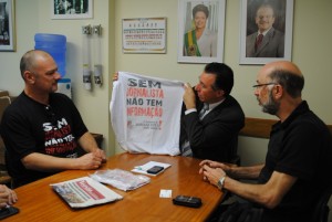 Larré (E) e Simas, entregaram camiseta da campanha a Valdeci