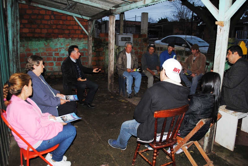 Na Nova Santa Marta, em reunião com comunidade da vila 7 de Dezembro