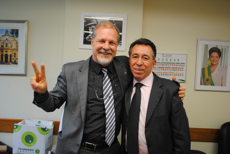 Valdeci e Ricardo Haesbaert, da Associação José Martí comemoram reaproximação entre Cuba e Estados Unidos  e libertação de prisioneiros