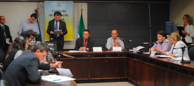 Valdeci Oliveira presidiu a Comissão de educação nesta terça 